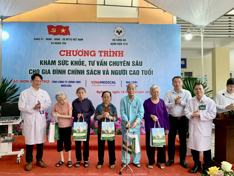Bệnh viện 19-8 khám bệnh, phát thuốc miễn phí cho gần 300 người cao tuổi xã Nghĩa Trụ -0