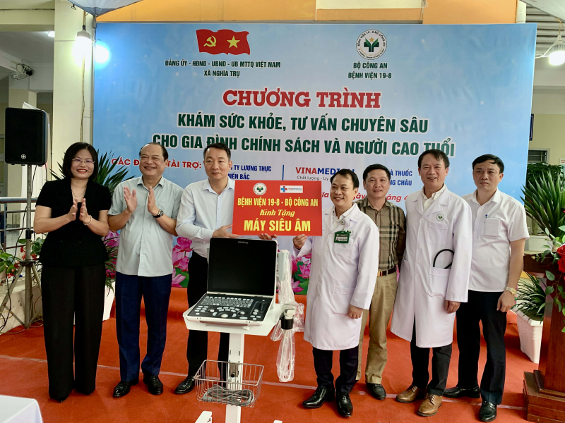 Bệnh viện 19-8 khám bệnh, phát thuốc miễn phí cho gần 300 người cao tuổi xã Nghĩa Trụ -0