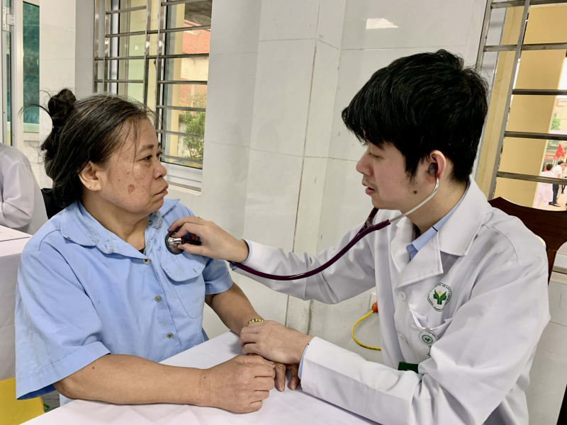 Bệnh viện 19-8 khám bệnh, phát thuốc miễn phí cho gần 300 người cao tuổi xã Nghĩa Trụ -0