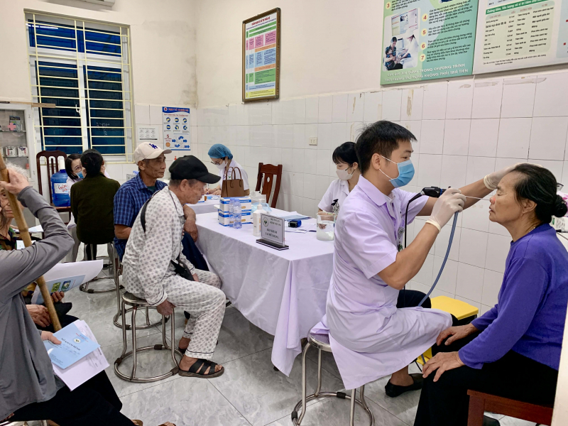 Bệnh viện 19-8 khám bệnh, phát thuốc miễn phí cho gần 300 người cao tuổi xã Nghĩa Trụ -0