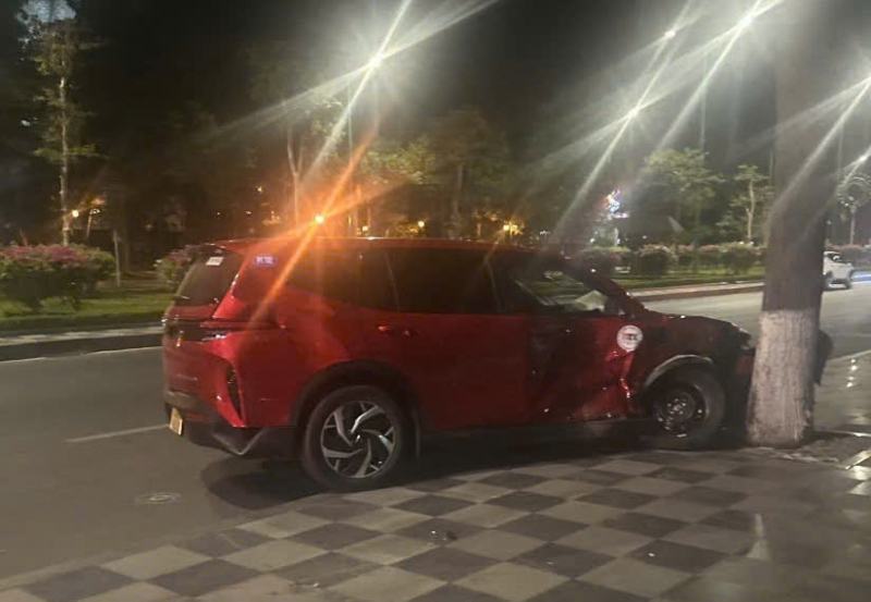 Hai ôtô lao lên lề, vỡ nát sau va chạm  -0