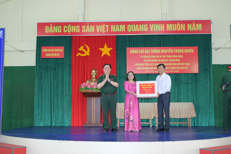 Phát huy vai trò già làng, trưởng thôn, trưởng ấp, trưởng khu, người có uy tín, chức sắc tôn giáo -0