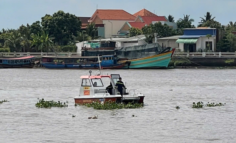 Đồng Tháp: Tích cực truy tìm tung tích 2 người rơi sông tại khu vực Cảng Du thuyền -0