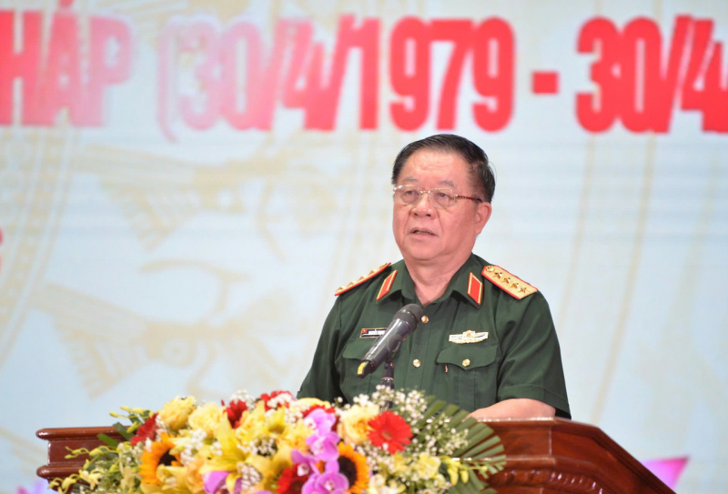 Đại tướng Nguyễn Trọng Nghĩa tặng quà cho học sinh, trao kinh phí xây dựng 5 căn nhà tình nghĩa tại Đồng Tháp -0