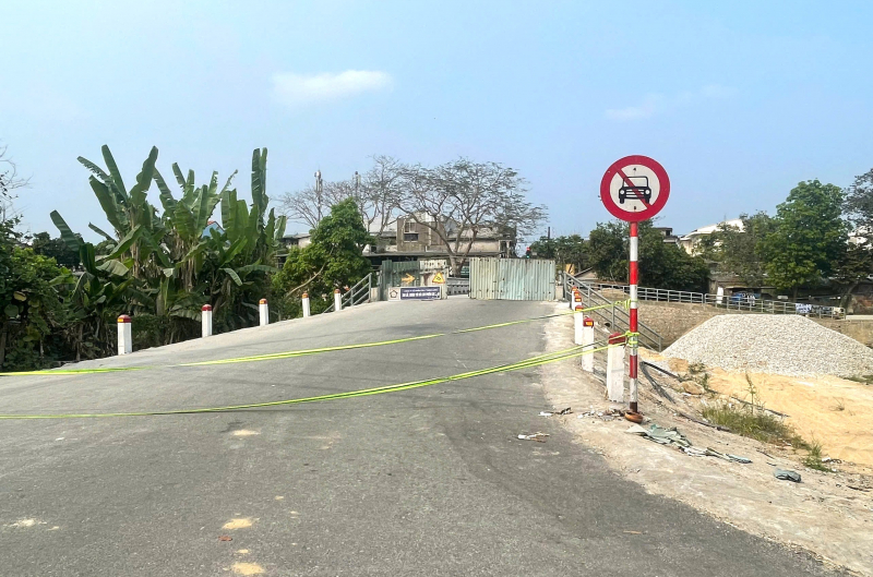 Cầu Vạn Xuân xây xong đã lâu chưa đi lại được do phải... chờ đường -0