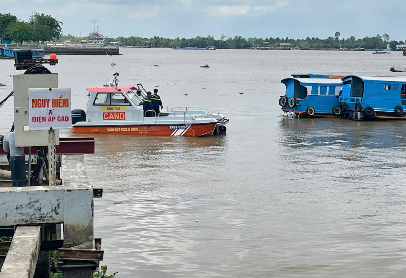 Đồng Tháp: Tích cực truy tìm tung tích 2 người rơi sông tại khu vực Cảng Du thuyền -0