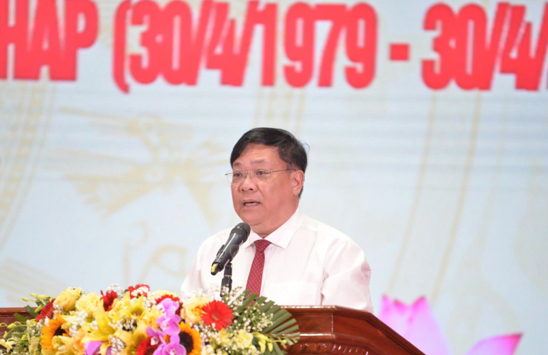 Đại tướng Nguyễn Trọng Nghĩa tặng quà cho học sinh, trao kinh phí xây dựng 5 căn nhà tình nghĩa tại Đồng Tháp -0