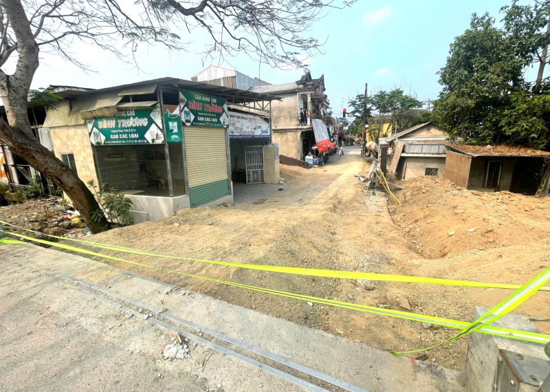 Cầu Vạn Xuân xây xong đã lâu chưa đi lại được do phải... chờ đường -0