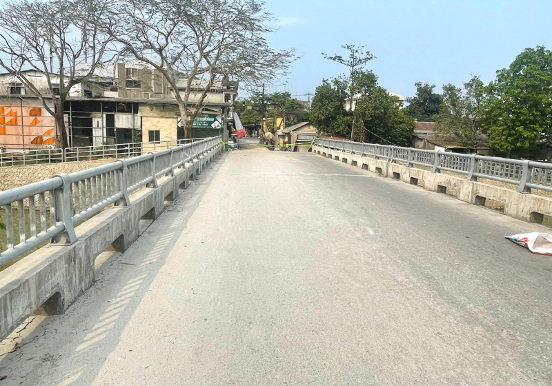 Cầu Vạn Xuân xây xong đã lâu chưa đi lại được do phải... chờ đường -0