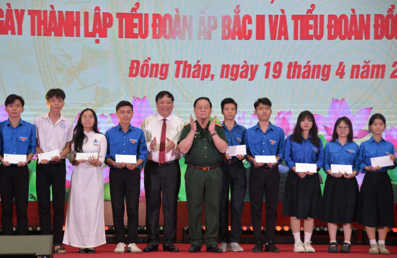 Đại tướng Nguyễn Trọng Nghĩa tặng quà cho học sinh, trao kinh phí xây dựng 5 căn nhà tình nghĩa tại Đồng Tháp -0