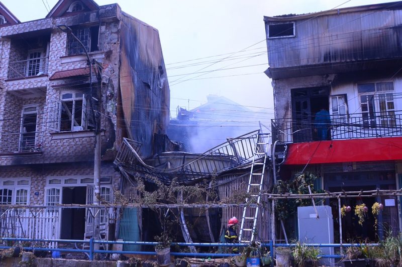 Cháy lớn giữa khu dân cư trung tâm Đà Lạt -0