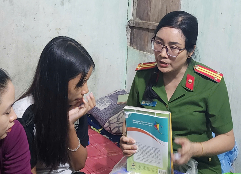 Những nghĩa cử nhân văn của Công an xã Đồng Xuân  -0