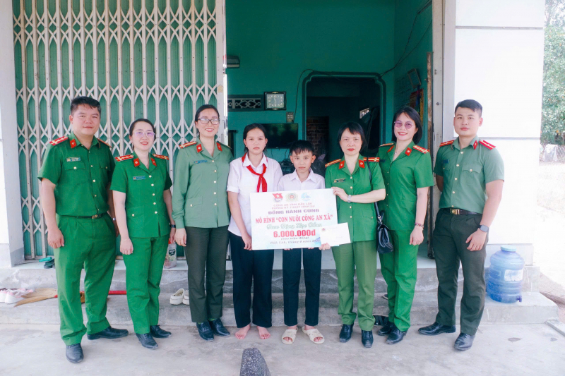 Những nghĩa cử nhân văn của Công an xã Đồng Xuân  -0