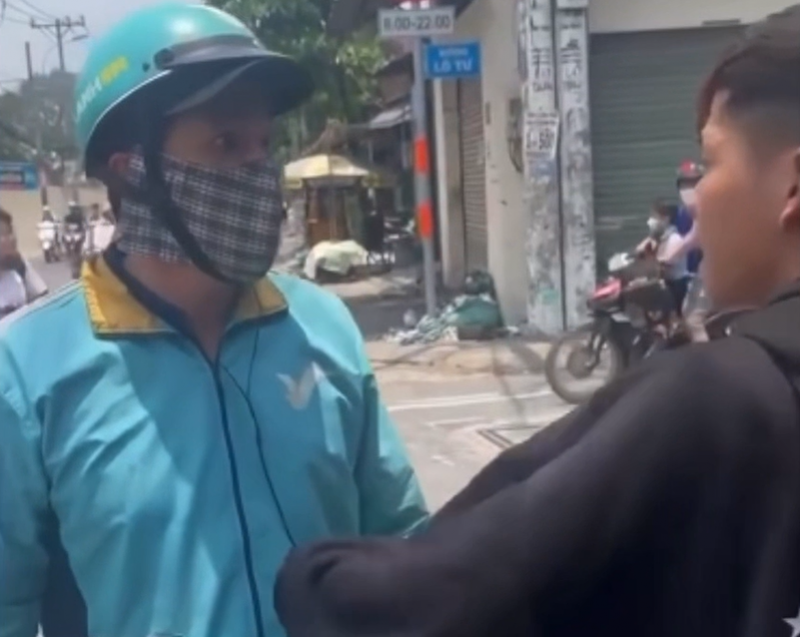 Xử lý tài xế xe công nghệ dùng gậy kim loại đánh người sau va chạm giao thông -0