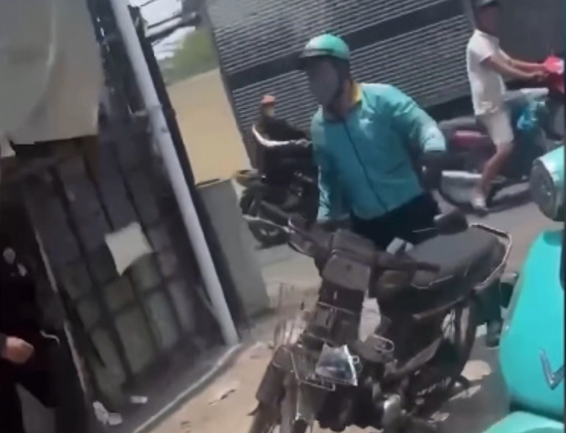 Xử lý tài xế xe công nghệ dùng gậy kim loại đánh người sau va chạm giao thông -2