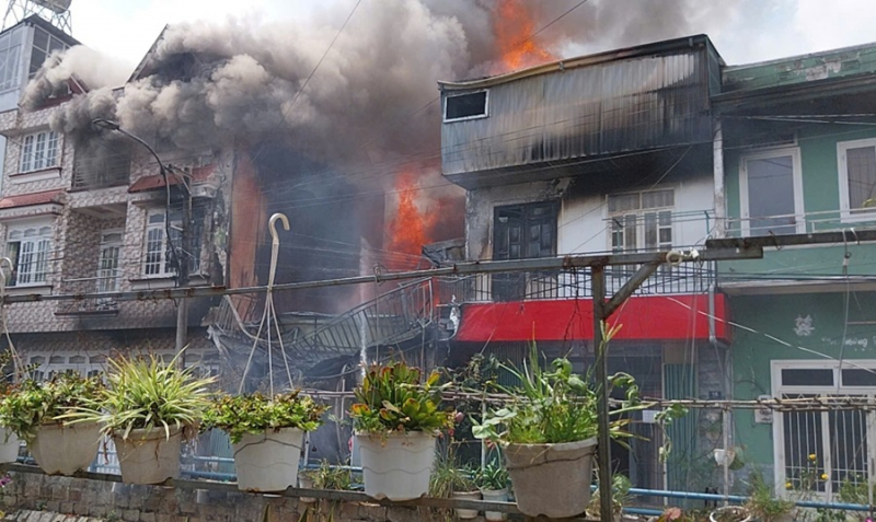 Cháy lớn giữa khu dân cư trung tâm Đà Lạt -0