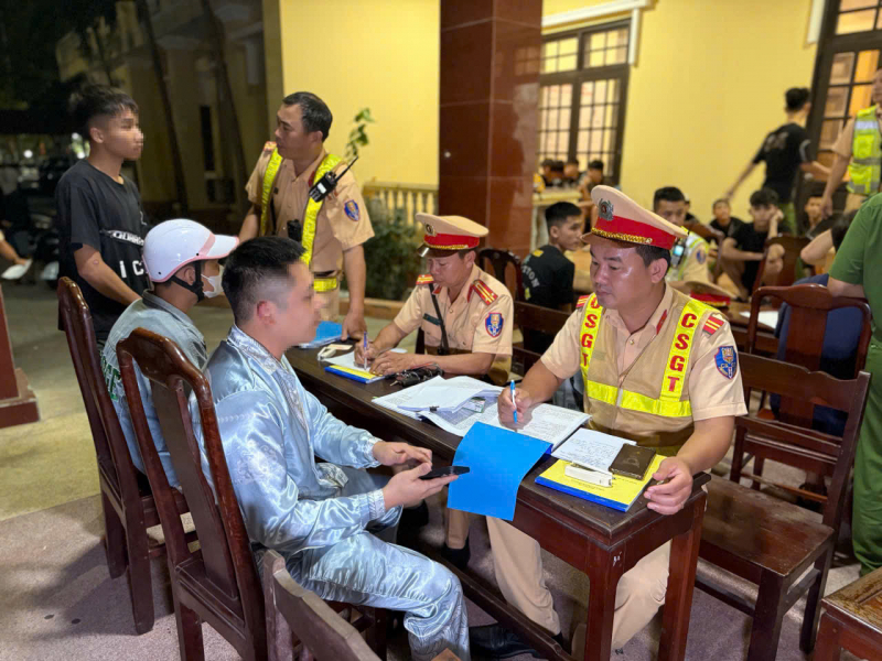 Phát hiện nhiều nhóm đua xe trái phép, 1 đối tượng dương tính với ma túy -0