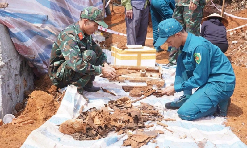 Phát hiện nhiều mảnh xương, vật liệu nổ khi đào móng nhà -0