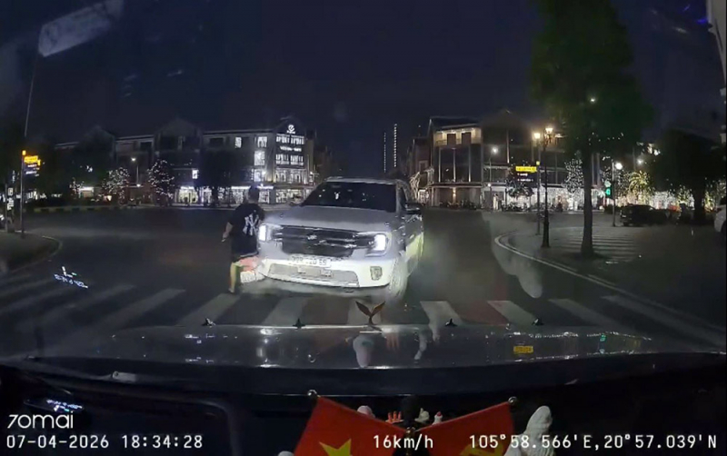 Truy bắt đối tượng người nước ngoài nổ súng sau va chạm giao thông -0