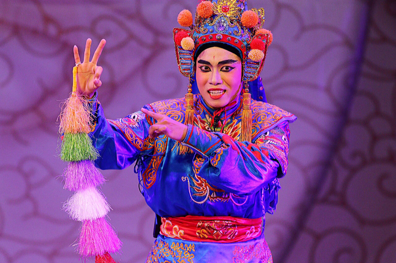 Nghệ sĩ vẫn chật giữ nghề… -2