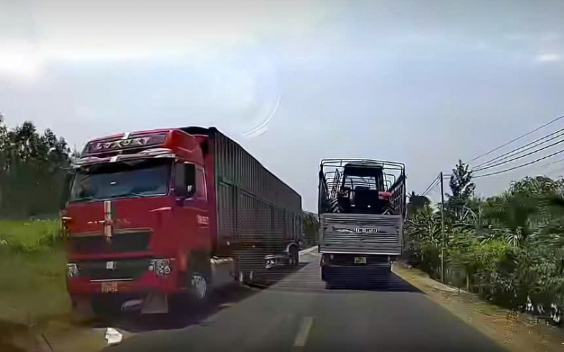 Va chạm với xe đầu kéo hai người đi xe máy tử nạn trên quốc lộ 19C -0