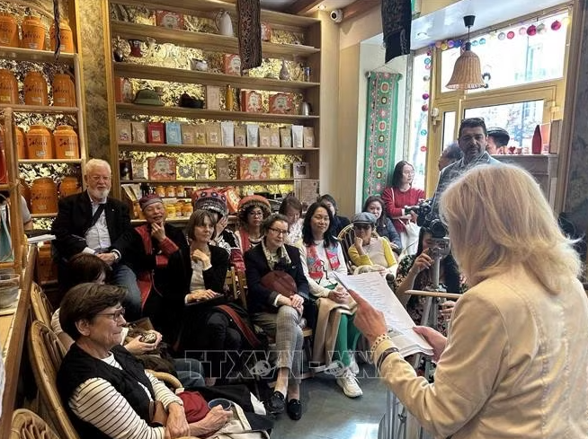 Vietnamese cultural showcase blends tea, tradition, melody in Paris -0