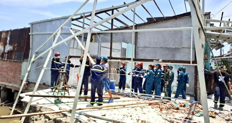 CBCS Công an tỉnh Cà Mau hỗ trợ người dân ảnh hưởng sạt lở -0