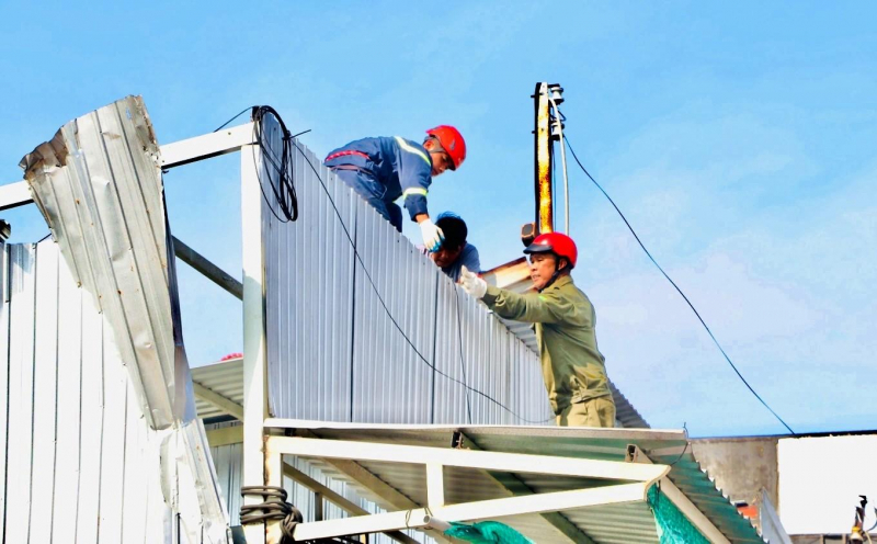 CBCS Công an tỉnh Cà Mau hỗ trợ người dân ảnh hưởng sạt lở -1