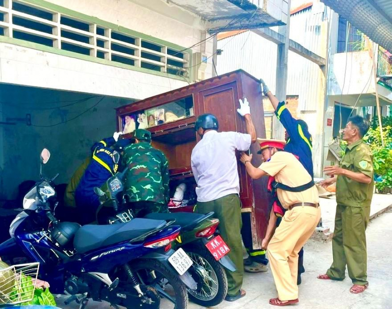 CBCS Công an tỉnh Cà Mau hỗ trợ người dân ảnh hưởng sạt lở -0