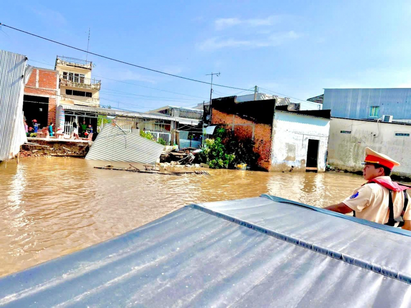 CBCS Công an tỉnh Cà Mau hỗ trợ người dân ảnh hưởng sạt lở -1