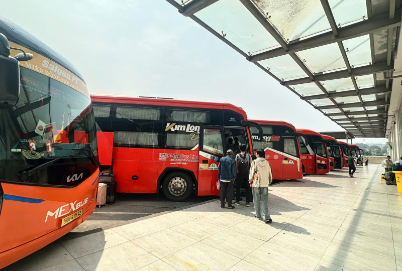 Giá vé xe khách biến động trái chiều trước dịp lễ do áp lực tăng giá xăng, dầu -0