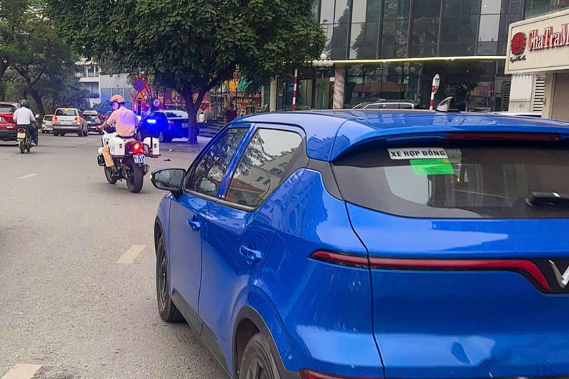 CSGT Hà Nội mở đường, hỗ trợ xe chở sản phụ đến bệnh viện an toàn -0