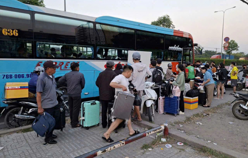 Giá vé xe khách biến động trái chiều trước dịp lễ do áp lực tăng giá xăng, dầu -0