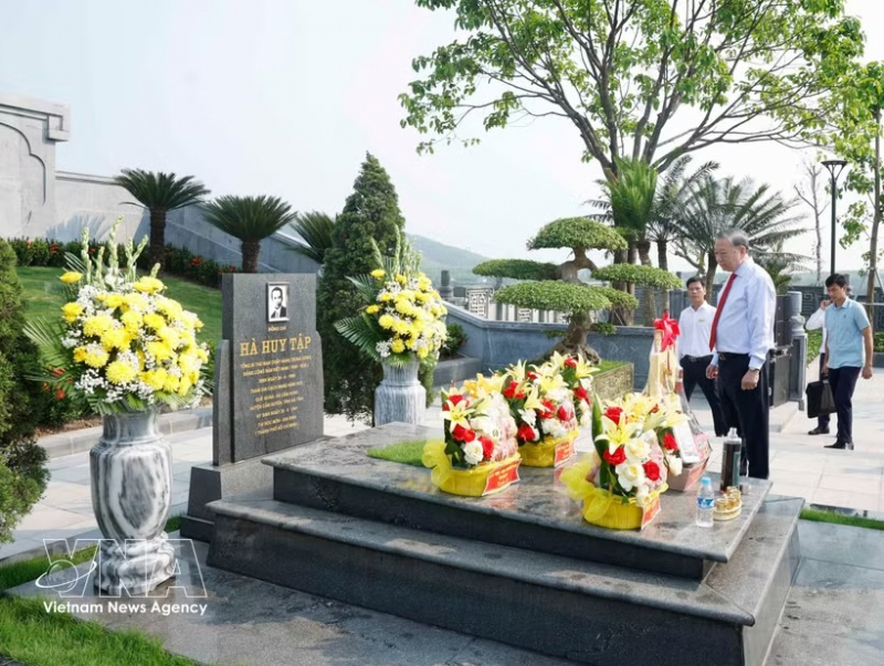 Top leader pays tribute to late Party General Secretary Ha Huy Tap in Ha Tinh province -0