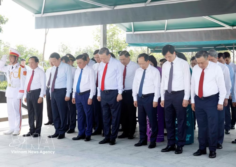 Top leader pays tribute to late Party General Secretary Ha Huy Tap in Ha Tinh province -0