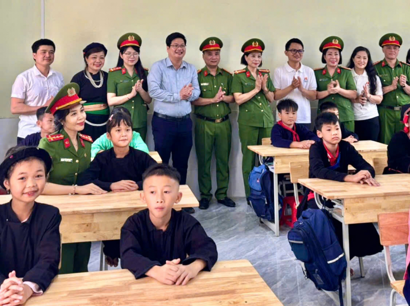 Trao tặng công trình lớp học, bếp ăn cho điểm trường miền núi Tuyên Quang -0