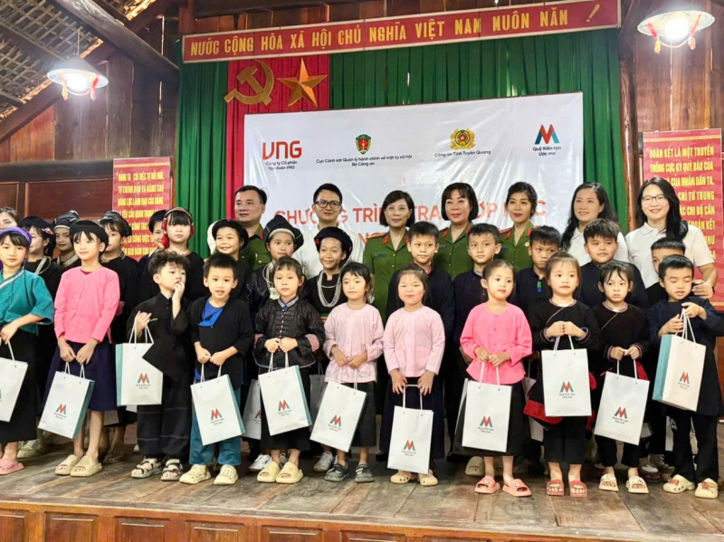 Trao tặng công trình lớp học, bếp ăn cho điểm trường miền núi Tuyên Quang -0