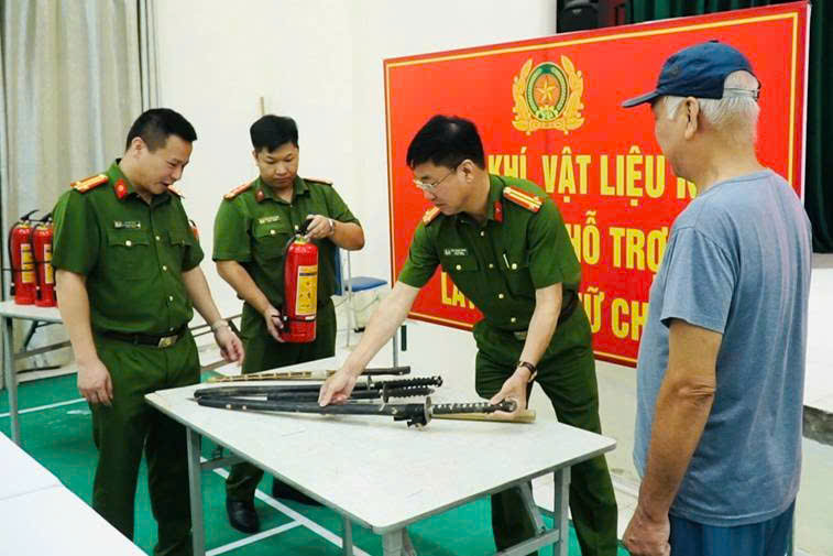 Sử dụng dao, súng bắn đạn ghém không đúng mục đích bị xử lý như vũ khí quân dụng -0