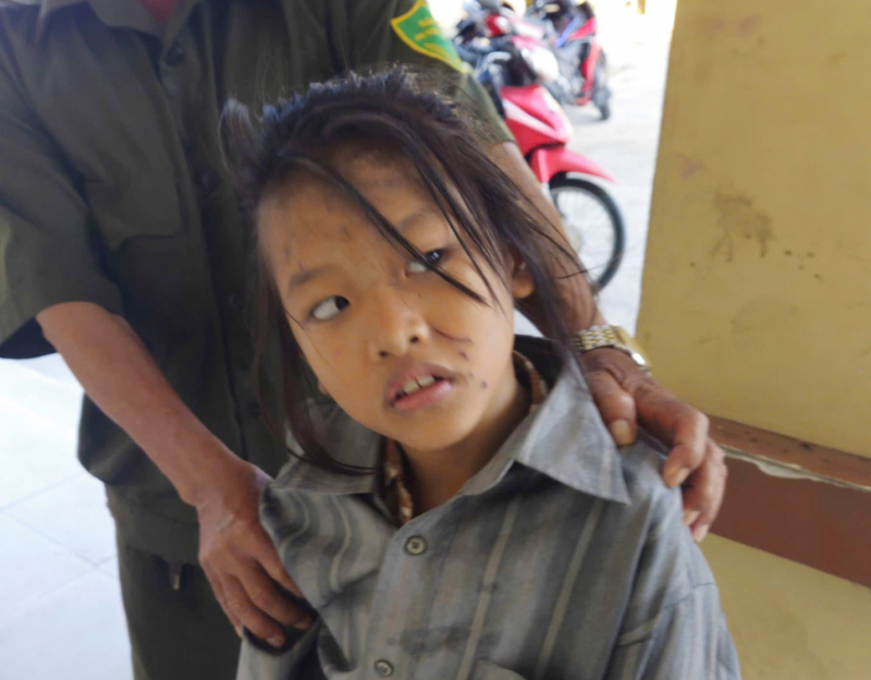 Tìm người thân cho cháu bé đi lạc   -1