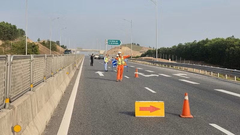 Tạm đóng từng đoạn trên Cao tốc Vũng Áng - Cam Lộ để lắp hệ thống giám sát -0