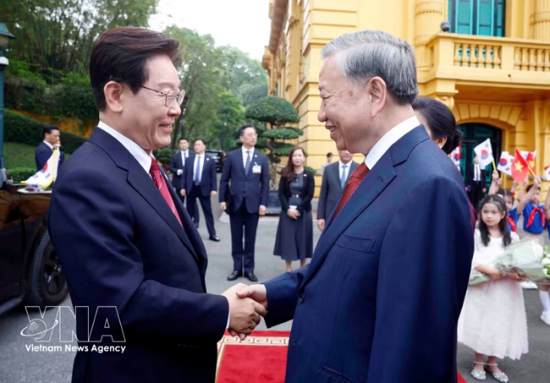 Party General Secretary, State President hosts official welcome ceremony for RoK President -0