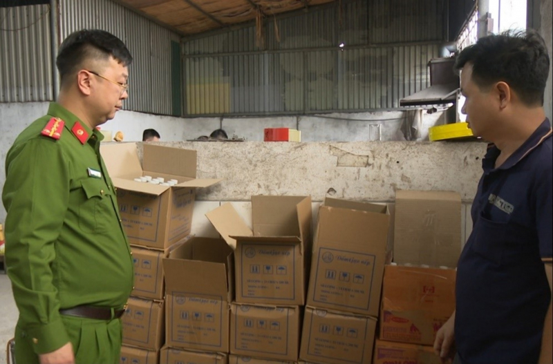 Bắt giữ 2 mẹ con dùng axit làm giả gần 1.000 lít “giấm nếp ủ men từ gạo” -0