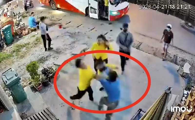 Mâu thuẫn vì mở nhạc to trên xe buýt, 1 người bị đâm tử vong -0