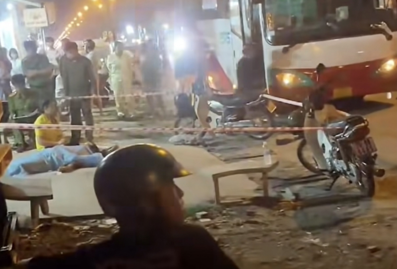 Mâu thuẫn vì mở nhạc to trên xe buýt, 1 người bị đâm tử vong -1