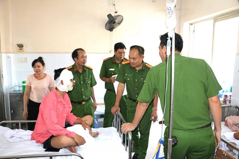 Kịp thời thăm hỏi, động viên cán bộ, chiến sĩ PCCC bị thương khi làm nhiệm vụ -0