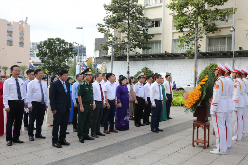 Khai mạc Triển lãm ảnh “Việt Nam - Một dải non sông” và “TP Hồ Chí Minh vang mãi khúc khải hoàn” -0
