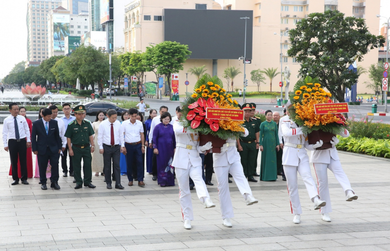 Khai mạc Triển lãm ảnh “Việt Nam - Một dải non sông” và “TP Hồ Chí Minh vang mãi khúc khải hoàn” -1