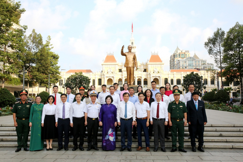 Khai mạc Triển lãm ảnh “Việt Nam - Một dải non sông” và “TP Hồ Chí Minh vang mãi khúc khải hoàn” -2