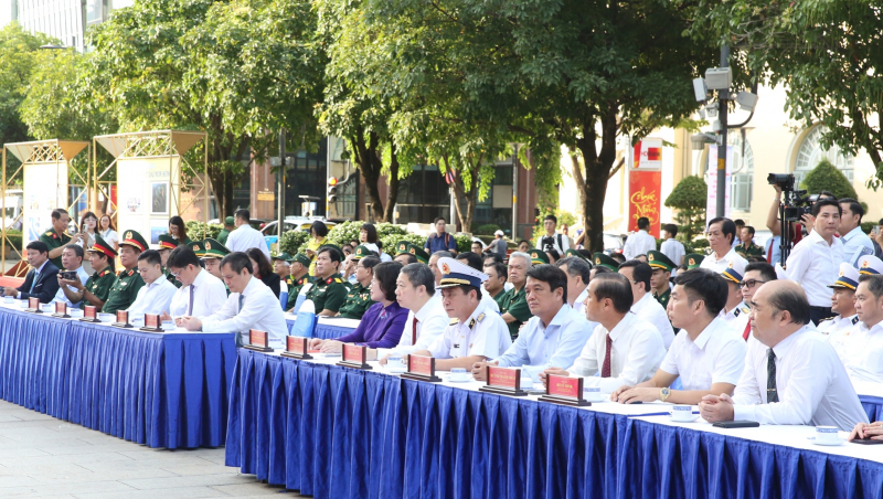 Khai mạc Triển lãm ảnh “Việt Nam - Một dải non sông” và “TP Hồ Chí Minh vang mãi khúc khải hoàn” -0