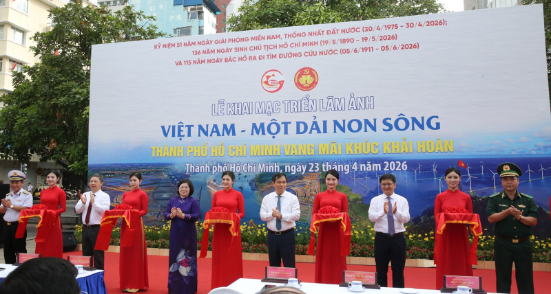 Khai mạc Triển lãm ảnh “Việt Nam - Một dải non sông” và “TP Hồ Chí Minh vang mãi khúc khải hoàn” -0
